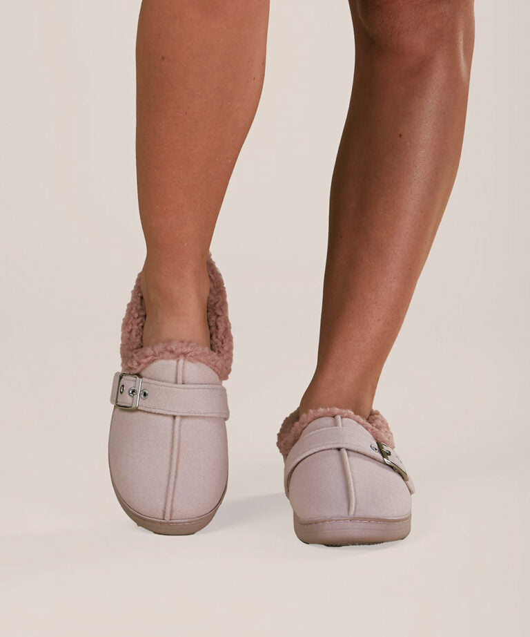 Pantuflas de diseño elegante con evilla decorativa