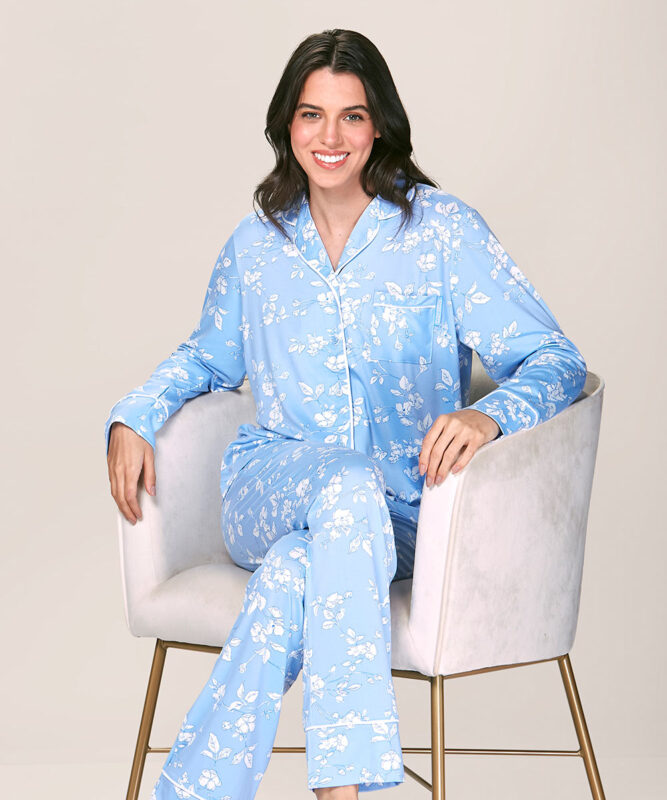 Pijama de dos piezas con delicado estampado floral