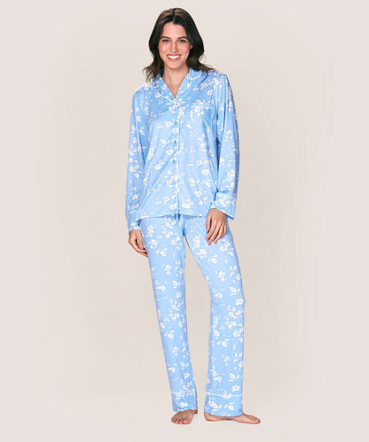 Pijama de dos piezas con delicado estampado floral