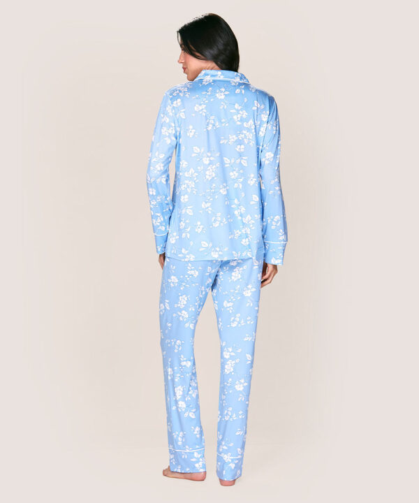 Pijama de dos piezas con delicado estampado floral