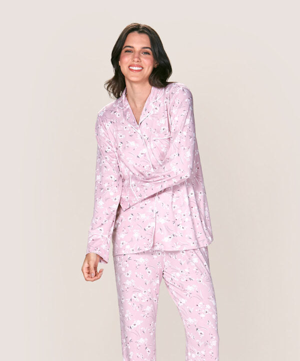 Pijama de dos piezas con delicado estampado floral