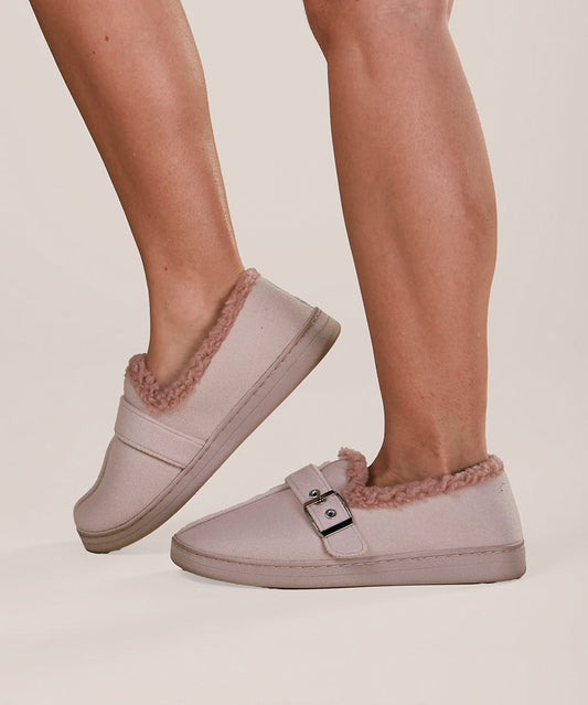 Pantuflas de diseño elegante con evilla decorativa
